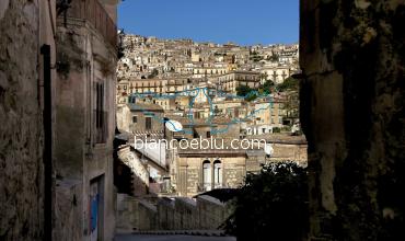 uno scorcio di Modica dalle stradine del quartiere ebraico 