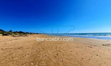 la lunga spiaggia di sabbia a santa maria del focallo