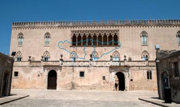 il castello di donnafugata di ragusa e la sua facciata in stile neogotico