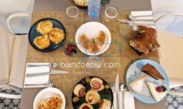 colazioni dolci e salate al b&b bianco e blu