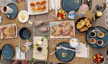 colazione ricche abbondanti e fatte in case al bed and breakfast bianco e blu di marina di ragusa