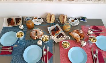 ricche colazioni fatte in casa al b&b bianco e blu