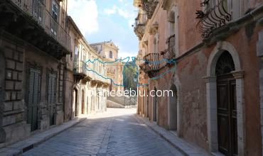 il palazzo barocco e la chiesa del purgatorio di Ragusa Ibla patrimonio dell'unesco