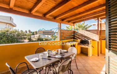 B&B Bianco e Blu - Marina di Ragusa - Elio Elio appartamento per vacanze fronte mare e vicino le spiagge di Marina di Ragusa veranda