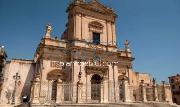 ad ispica antica basilica santa maria maggiore antistante il loggiato sinatra