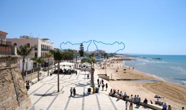 area pedonale al centro di marina di ragusa