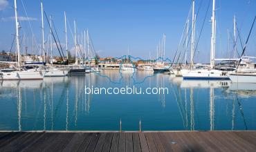 il porto turistico di marina di ragusa con barche a vela