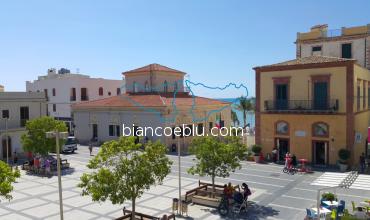 marina di ragusa e la nuova piazza del centro 