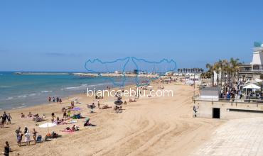 la spiaggia di sabbia in centro a marina di ragusa