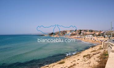 vista della spiaggia di cava d'aliga in sicilia