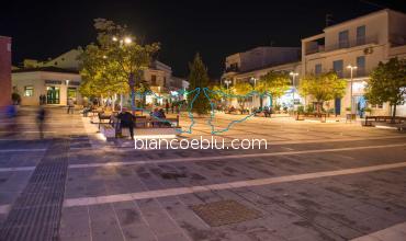 marina di ragusa piazza di sera del centro