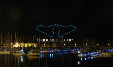 porto turistico di marina di ragusa illuminato la sera