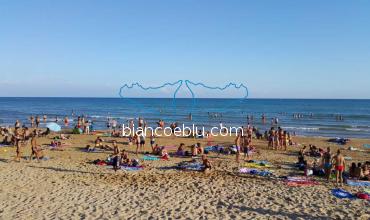 marina di ragusa e la spiaggia affollata