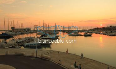 marina di ragusa e il suggestivo tramonto di sera dal porto turistico 