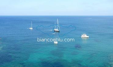 vista mare di portopalo con barche 