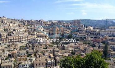 vista della citta di modica dalla vallata difronte 