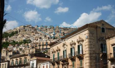 vista di modica barocca da corso umberto