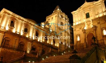 a noto la chiesa di san francesco assisi in stile barocco illuminata sera