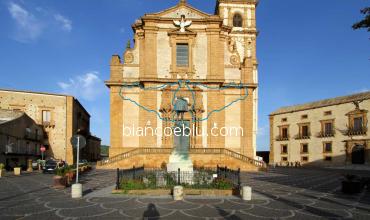 a piazza armerina il bellissimo duomo al centro della piazza del centro