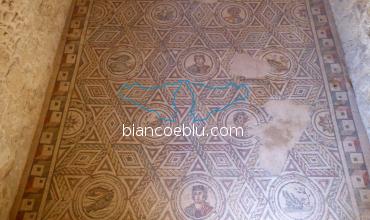 nel museo di piazza armerina bellissime decorazioni a pavimento dei mosaici della villa romana