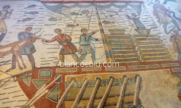 a piazza armerina nella stupenda villa romana del casale i mosaici raffigurano battute di caccia 