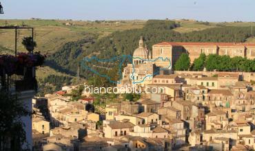 ragusa ibla offre scorci incredibili grazie alla sua posizione sulla collina