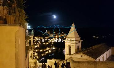 ragusa ibla vista dalla chiesa di santa maria delle scale di notte con la luna pien