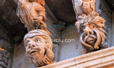 a ragusa ibla gli antichi palazzi nobiliari venivano decorati con sottobalconi raffiguranti figure antropomorfe