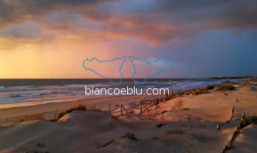 la spiaggia di randello al tramonto e sue bellissime dune di sabbia