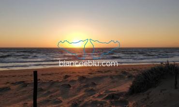 da randello il tramonto visto dalla dune dietro la spiaggia di sabbia