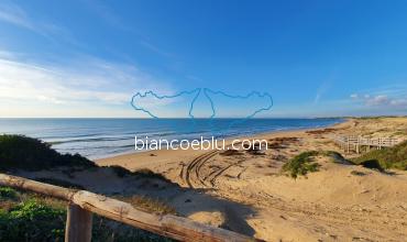 vista della bellissima spiaggia di randello e del mare mediterraneo