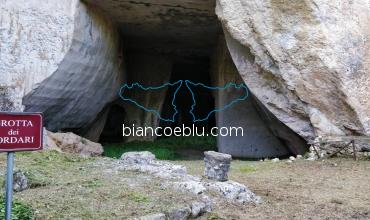 nel parco di siracusa la bellissima grotta dei cordari usata ai tempi dei greci per estrarre la pietra