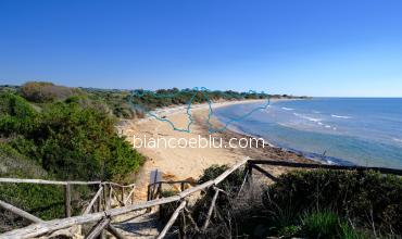 spiaggia della riserva naturale del fiume irminio a marina di ragusa