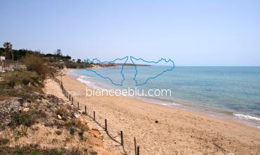 la spiaggia di sabbia di caucana 