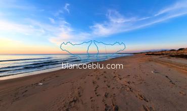 la lunga spiaggia libera di randello