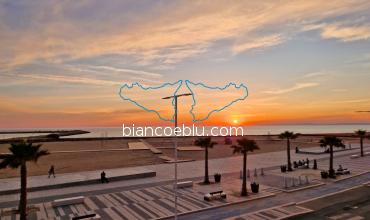 spiaggia di  sabbia a scoglitti e il nuovo lungomare