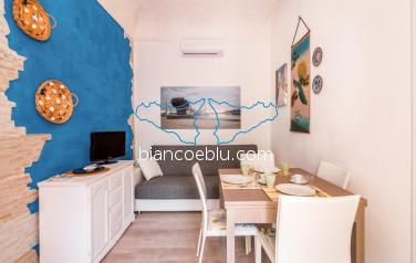 B&B Bianco e Blu - Marina di Ragusa - Teti Teti appartamento piccolo per vacanze vicino la piazza e le spiagge di Marina di Ragusa soggiorno
