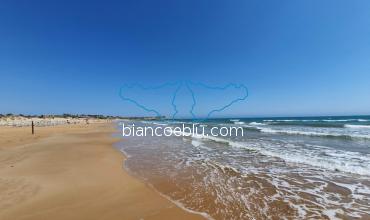 the long sandy beach of sampieri
