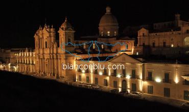 night picture of noto cathedral from the top